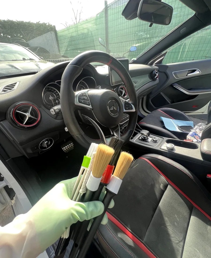 Brosses utilisées pour le nettoyage intérieur automobile