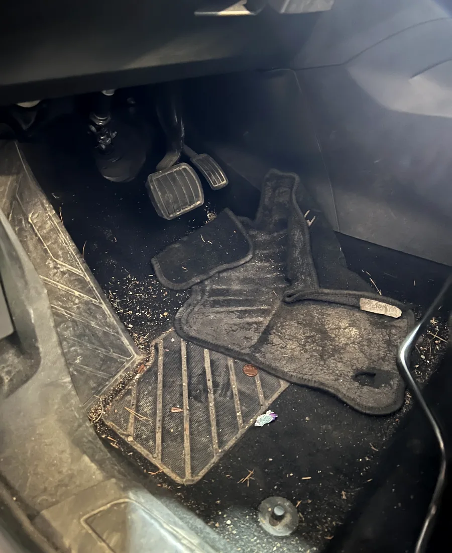 Habitacle et tapis de voiture très sales avant nettoyage à Reims